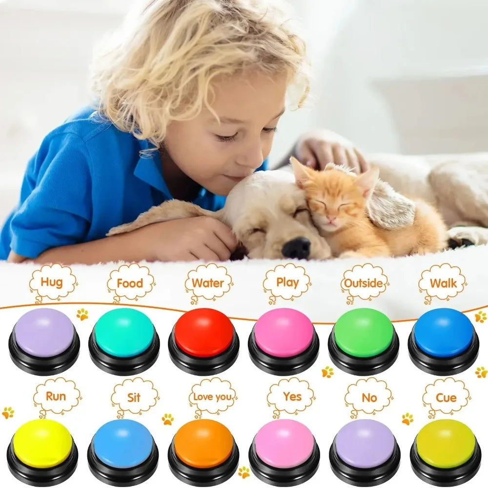 Niño con su perro y su gato